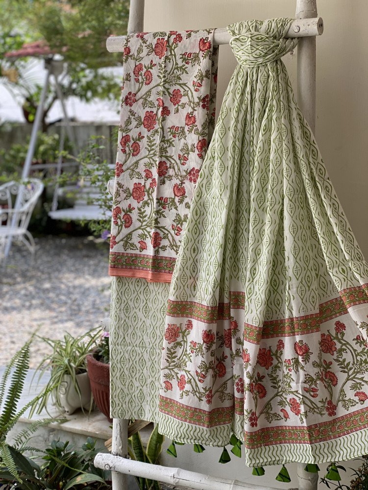 Image of OFF WHITE HAND BLOCK PRINT MUL COTTON DUPATTA SET