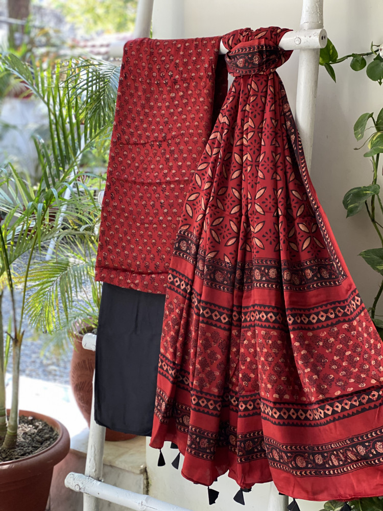 Image of MAROON-BLACK AJRAKH MODAL SILK DUPATTA SET