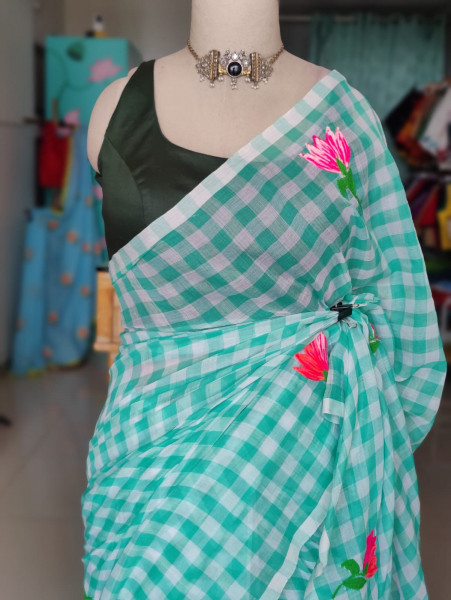 Checks Mul Saree with Floral Embroidery
