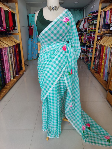 Checks Mul Saree with Floral Embroidery