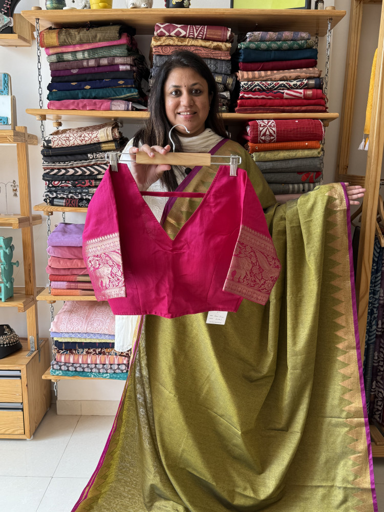 Image of Temple Border Saree with Pink banarsi free size blouse