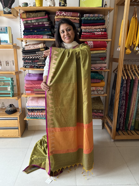 Temple Border Saree with Pink banarsi free size blouse