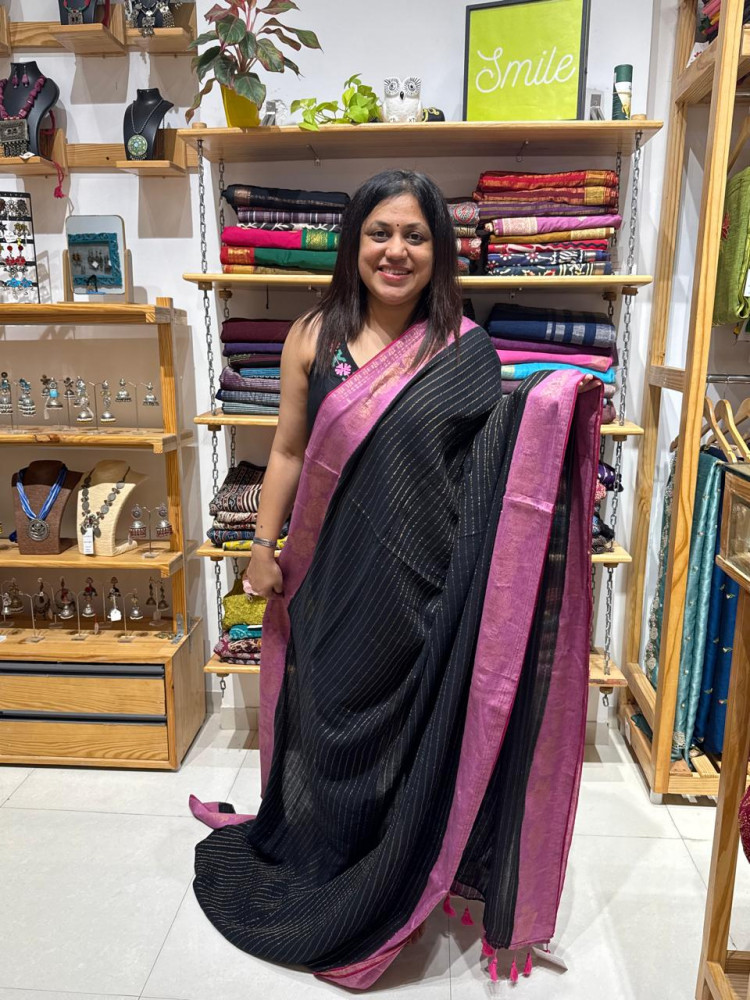 Image of Mul cotton Lotus zari border Saree | Black &amp; Purple