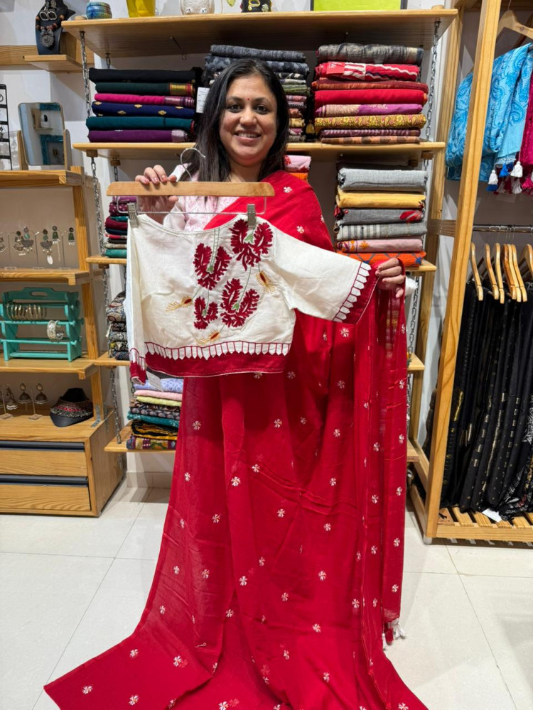 Image of Prajakta Flower Saree in Mul Cotton with White Embroidered Blouse