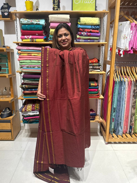Blended Cotton Checks Saree - Maroon