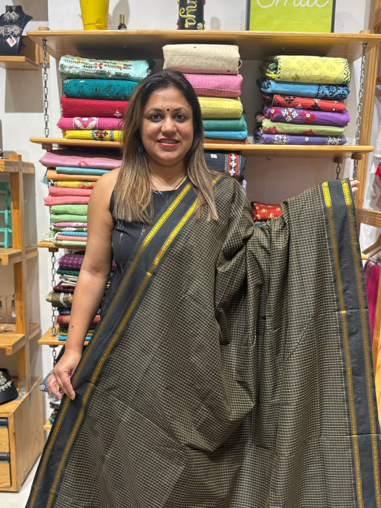 Image of Blended Cotton Checks Saree - Black