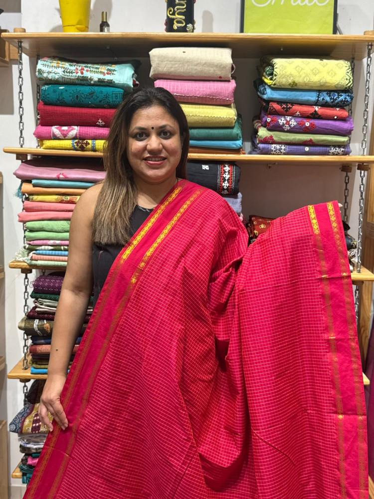 Image of Blended Cotton Checks Saree - Red