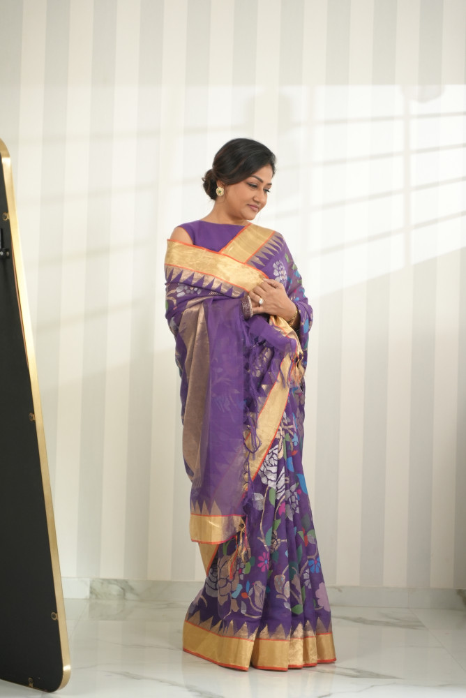 Dolly Jain&#039;s Surprising Christmas Saree