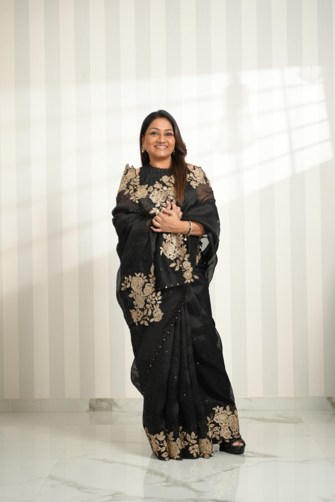 Dress to IMPRESS with Dolly Jain&#039;s cocktail party saree draping style