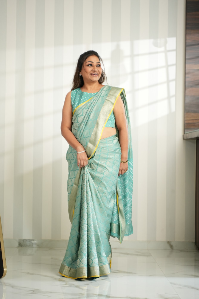 Dolly Jain Wearing a STUNNING Benarasi Saree to Mom&#039;s House