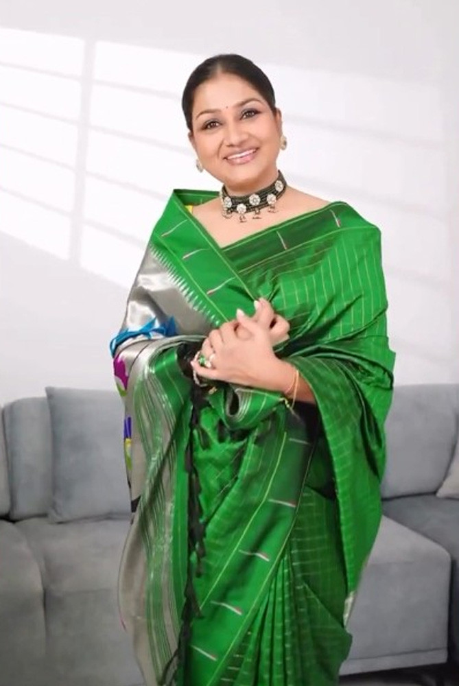 Master Traditional Saree Draping with a Bindi in 4 Easy Steps