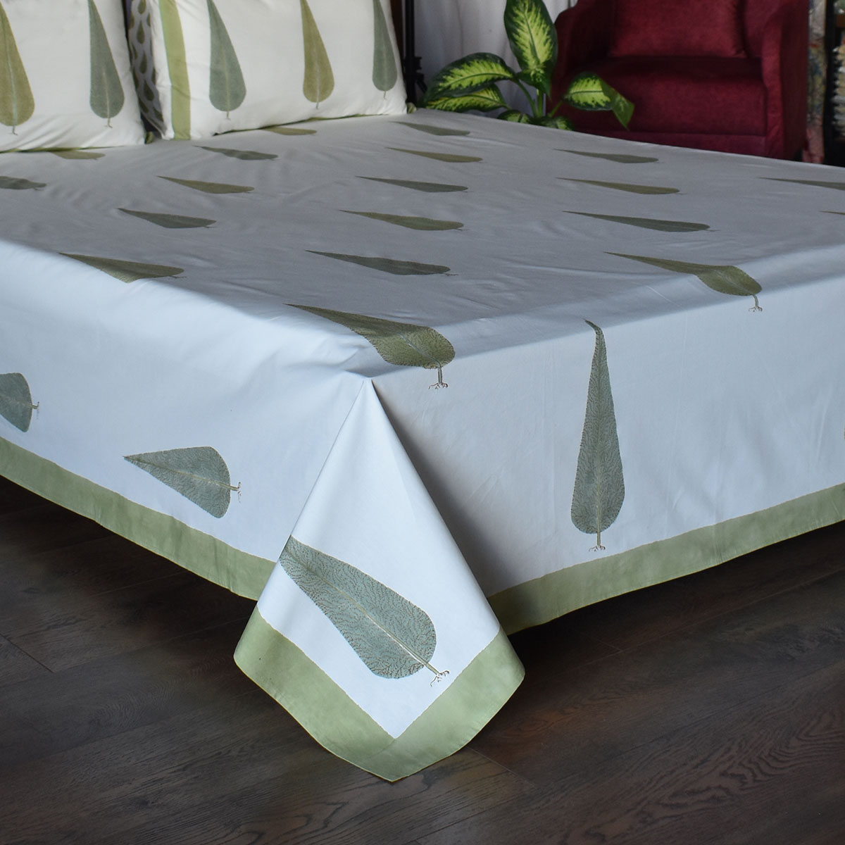 Hand Block Printed Cotton Percale Queen Size Bedspread 700236