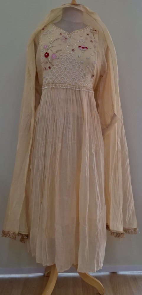 Image of OFF WHITE MUL CHANDERI HANDWORK SUIT PANT AND DUPATTA SET