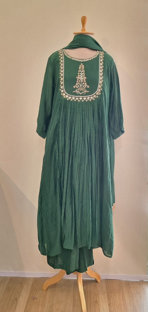 Image of BOTTLE GREEN HANDWORK MULCHANDERI SET