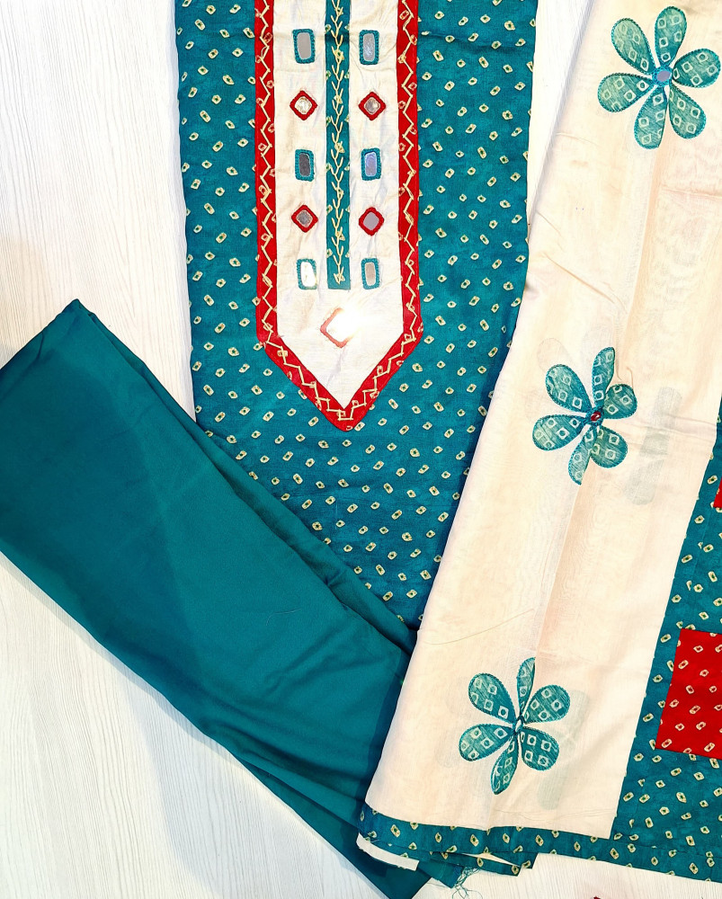 Image of GREEN COTTON MIRROR HANDWORK SET