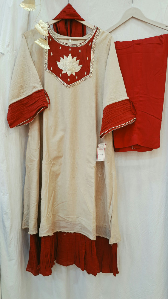Image of DARK RUST WITH BEIGE MULCHANDERI HANDWORK SET