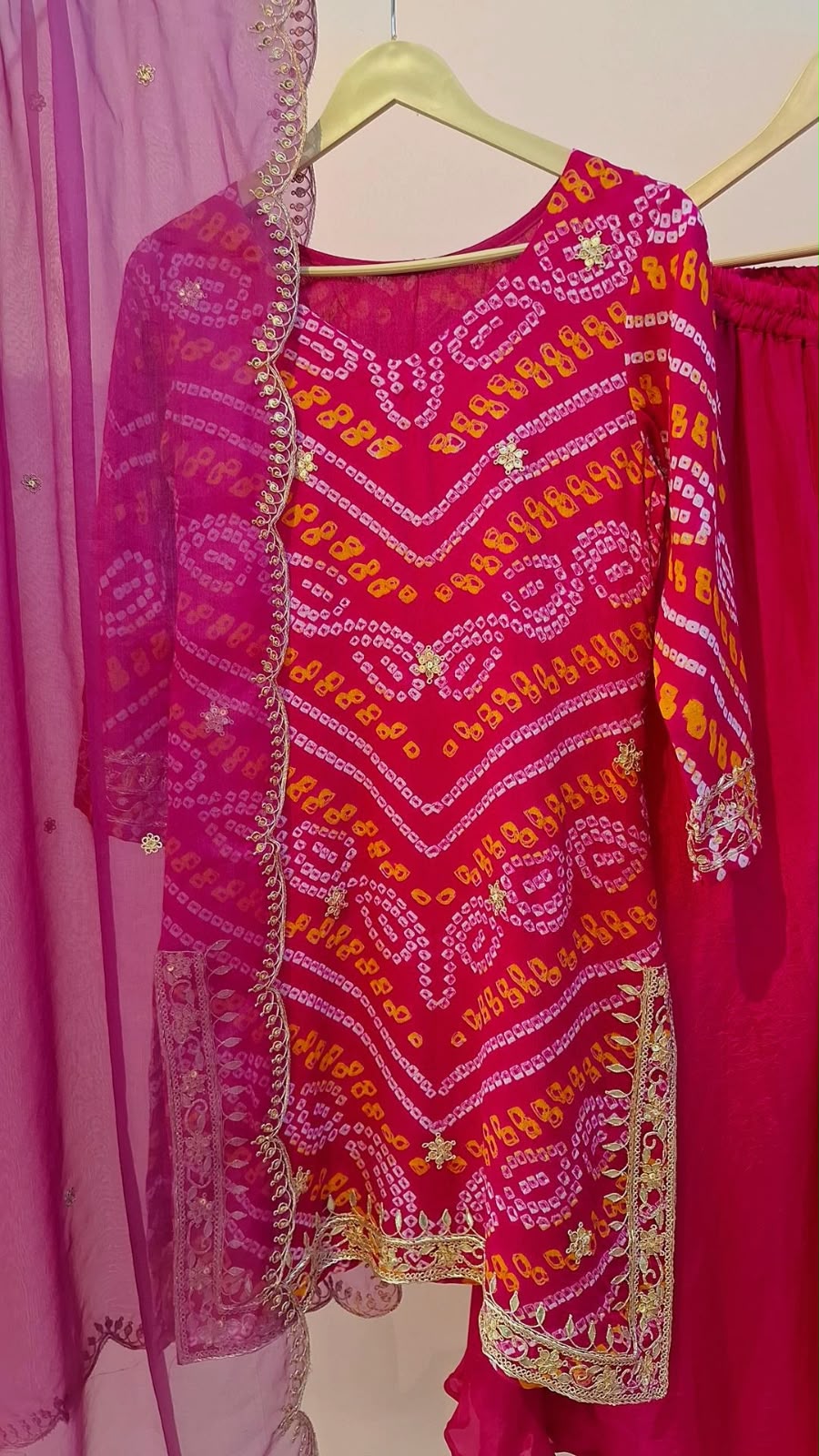RANI BHANDEJ KURTI WITH FLAYED PLAZO WITH ORAGNZA SHADED DUPPTTA SET