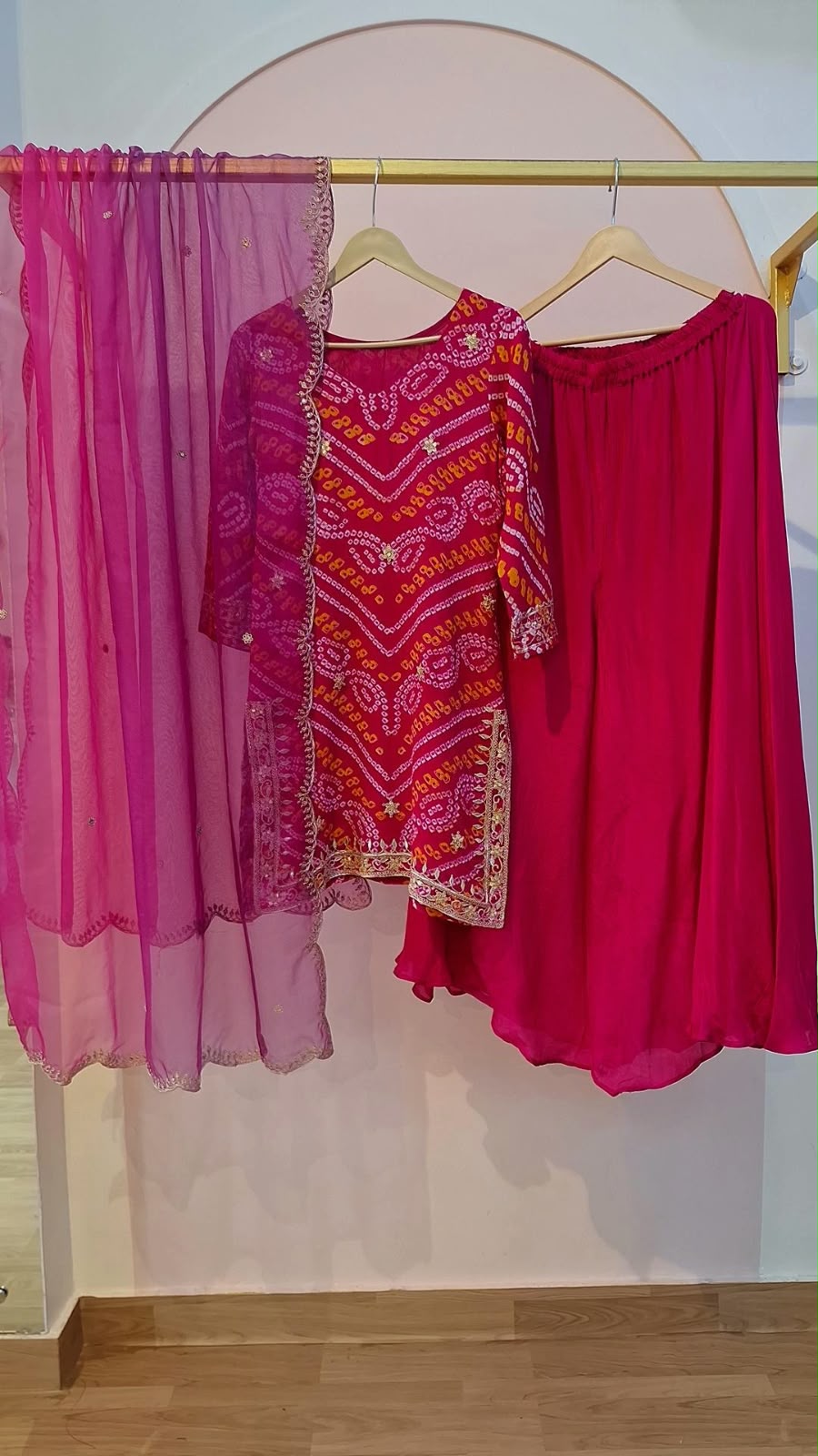 RANI BHANDEJ KURTI WITH FLAYED PLAZO WITH ORAGNZA SHADED DUPPTTA SET