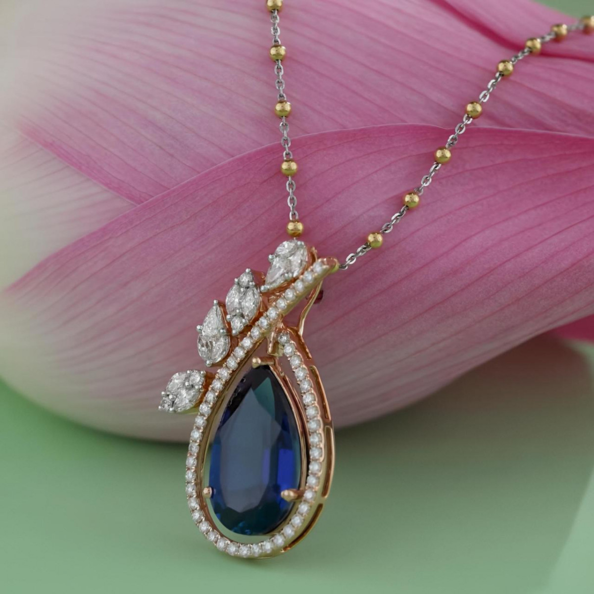 Blue sapphire pendant