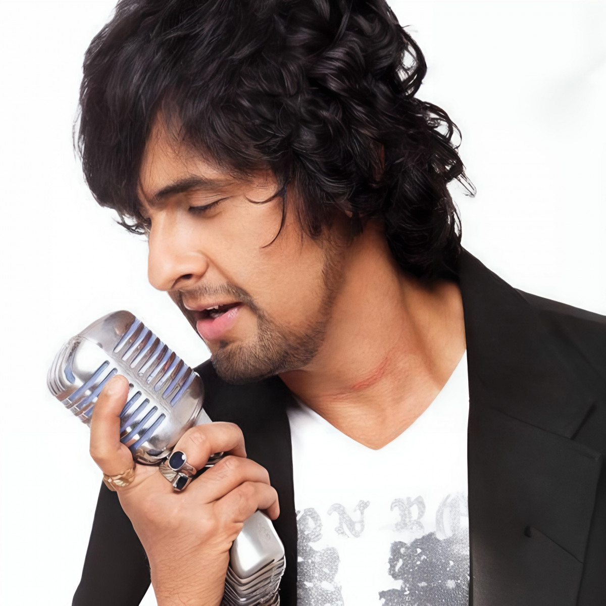Sonu Nigam's Blue Sapphire ring