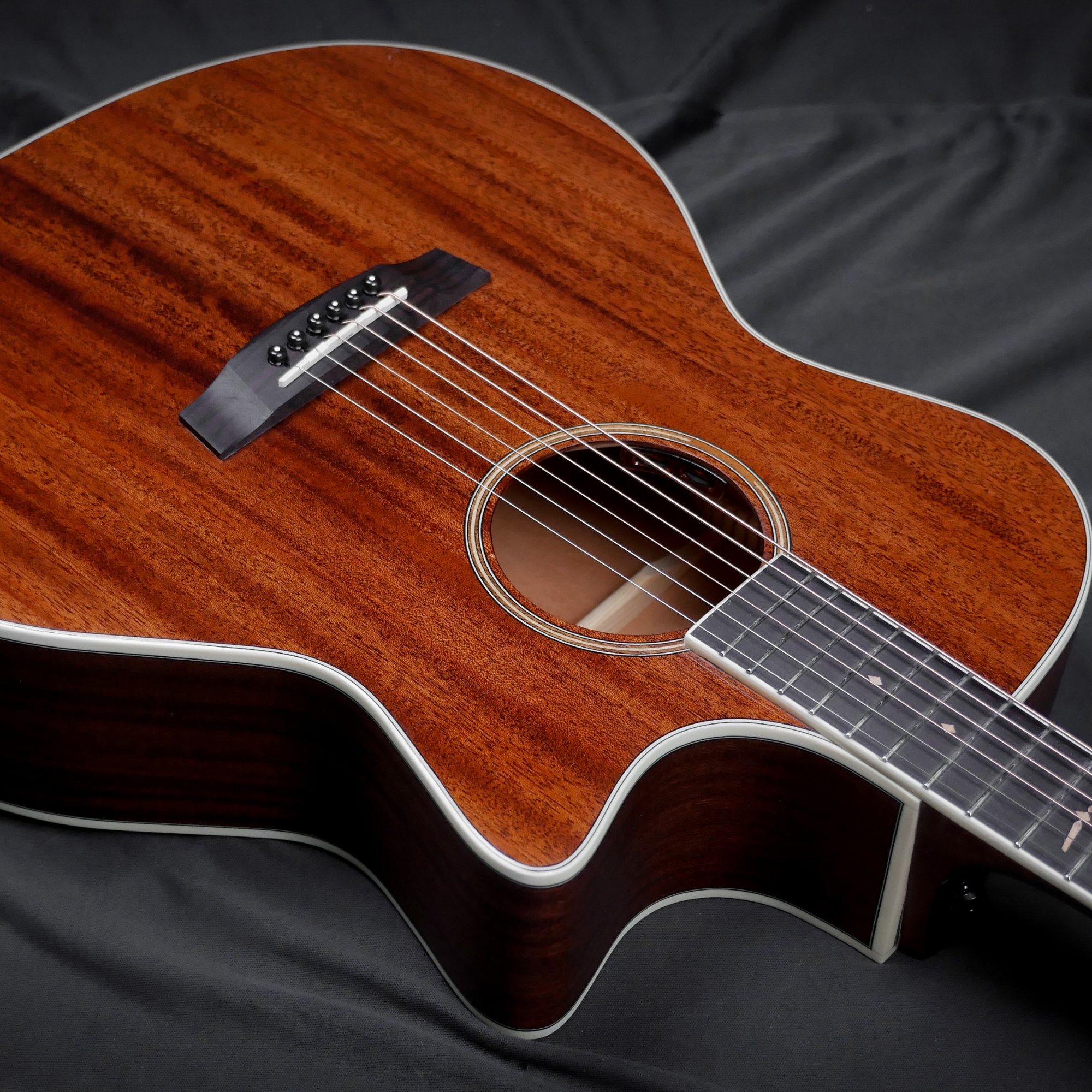 Vespera Hex VG320E Natural Solid Top with LR Baggs Element VTC EQ online in India at johnsmusicin at the lowest price Online price in India