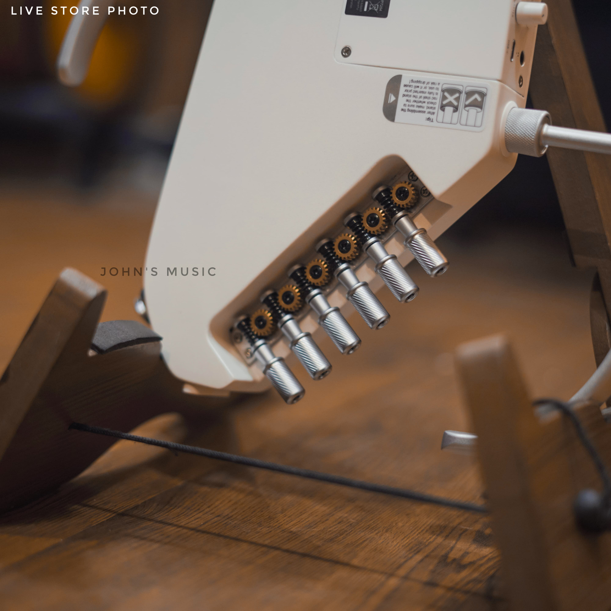 Donner hush i pro white guitar online price in India