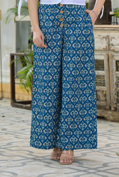 Off White & Indigo Floral Printed Top & Pant Set With Thread Work