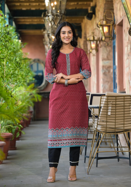 Maroon Ethnic Motif Printed Viscose Kurta With Beads & Thread Work