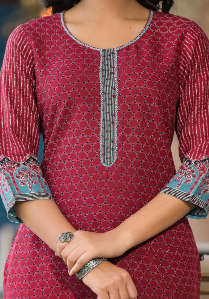 Maroon Ethnic Motif Printed Viscose Kurta With Beads & Thread Work