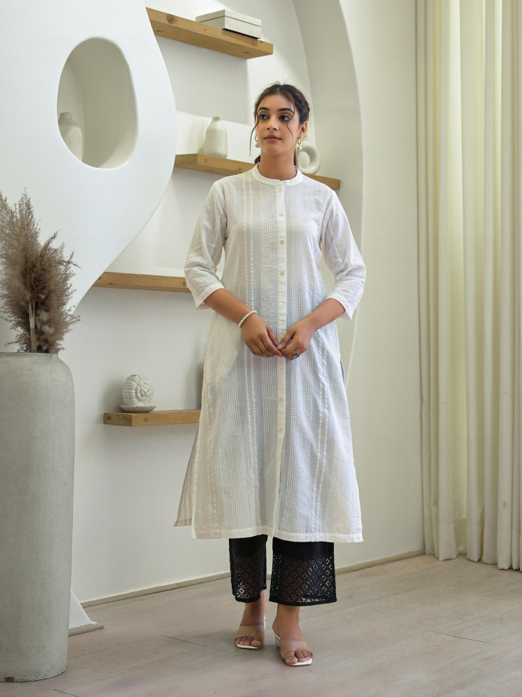 White Solid Cotton Kurta With Botton Closure