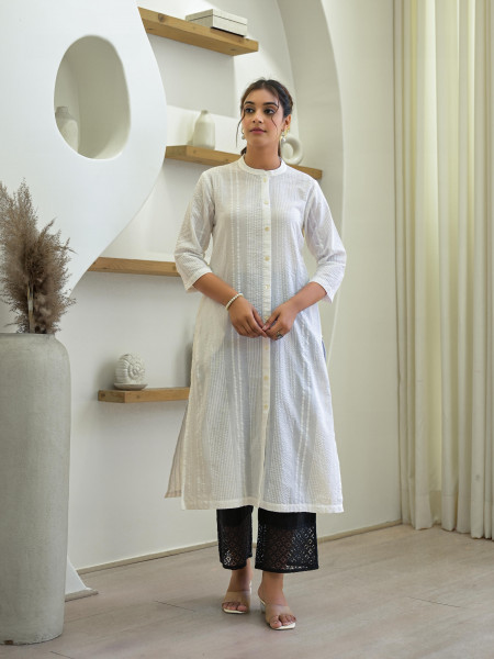 White Solid Cotton Kurta With Botton Closure