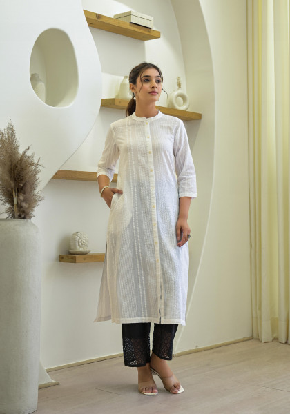 White Solid Cotton Kurta With Botton Closure