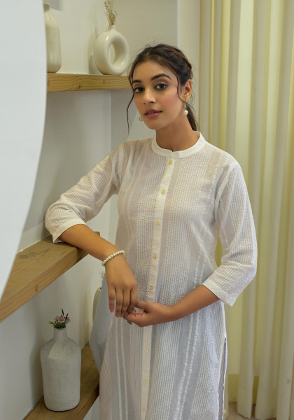 White Solid Cotton Kurta With Botton Closure
