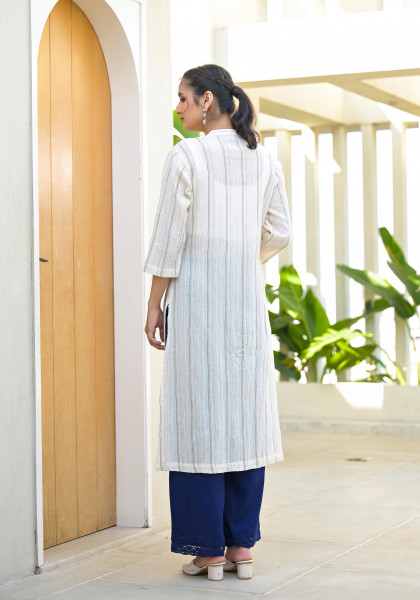 Ivory Solid Cotton Kurta With Thread Work & Button Closure