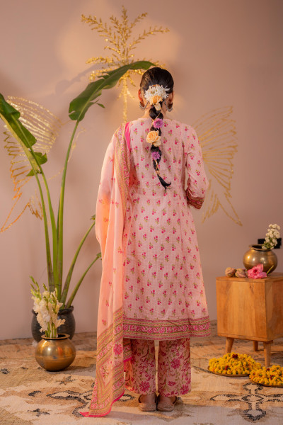 Noor-e-Gul Peach Printed Kurta Pant And Dupatta Set