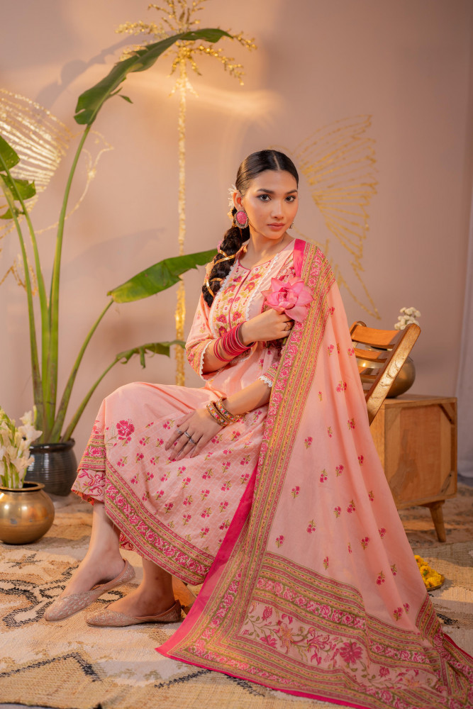 Noor-e-Gul Peach Printed Kurta Pant And Dupatta Set