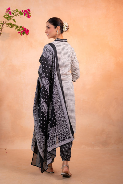 Noir Ikat Echo Black & White  Printed Kurta Pant And Dupatta Set