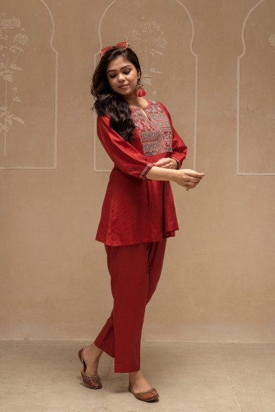 Maroon Solid Viscose Gathered Tunic and Pants Co-ord Set with Thread Work