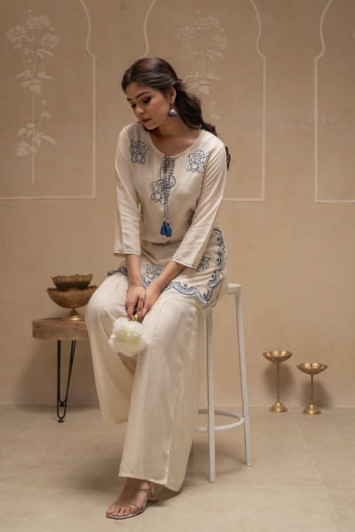 Offwhite Solid Viscose Tunic and Pants Co-ord Set with Thread Work and Sequence
