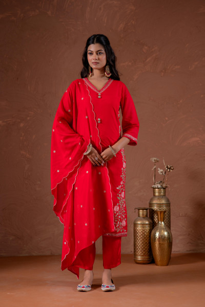 Red  Anmadearkali Kurta Set With Embroidery And Scallop Hemline