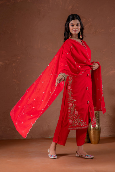 Red  Anmadearkali Kurta Set With Embroidery And Scallop Hemline
