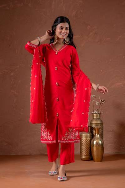 Red  Anmadearkali Kurta Set With Embroidery And Scallop Hemline