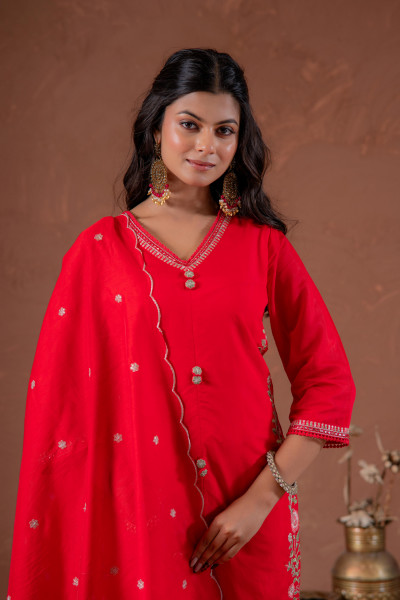 Red  Anmadearkali Kurta Set With Embroidery And Scallop Hemline