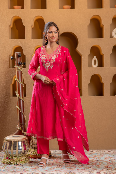 Fuchsia Floral Embroidered Kurta Set With Scallop Dupatta