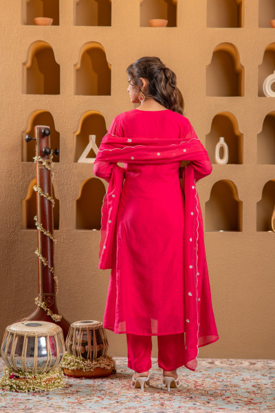 Fuchsia Floral Embroidered Kurta Set With Scallop Dupatta
