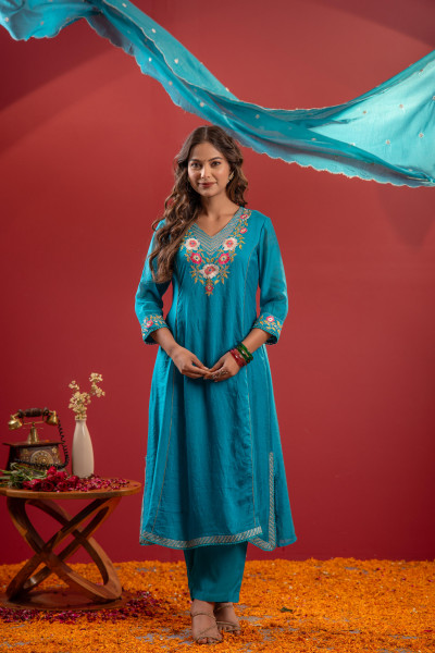 Turquoise Floral Embroidered Kurta Set With Scallop Dupatta