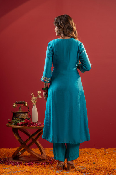 Turquoise Floral Embroidered Kurta Set With Scallop Dupatta