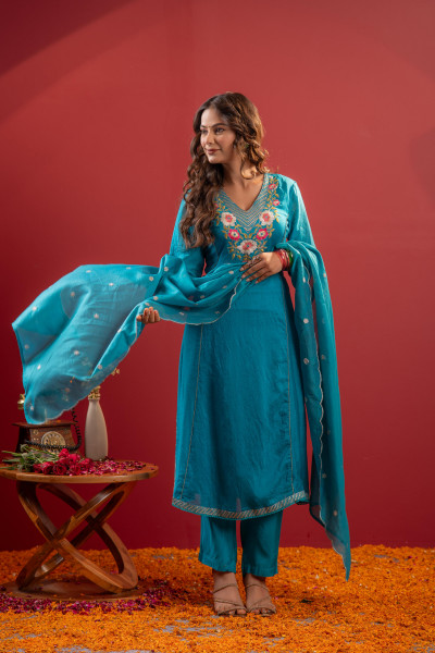 Turquoise Floral Embroidered Kurta Set With Scallop Dupatta