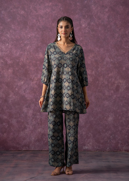 Women's Green &amp; Black Cotton Kurta &amp; Pants Co-ord Set with Ethnic Motifs and Zari Work