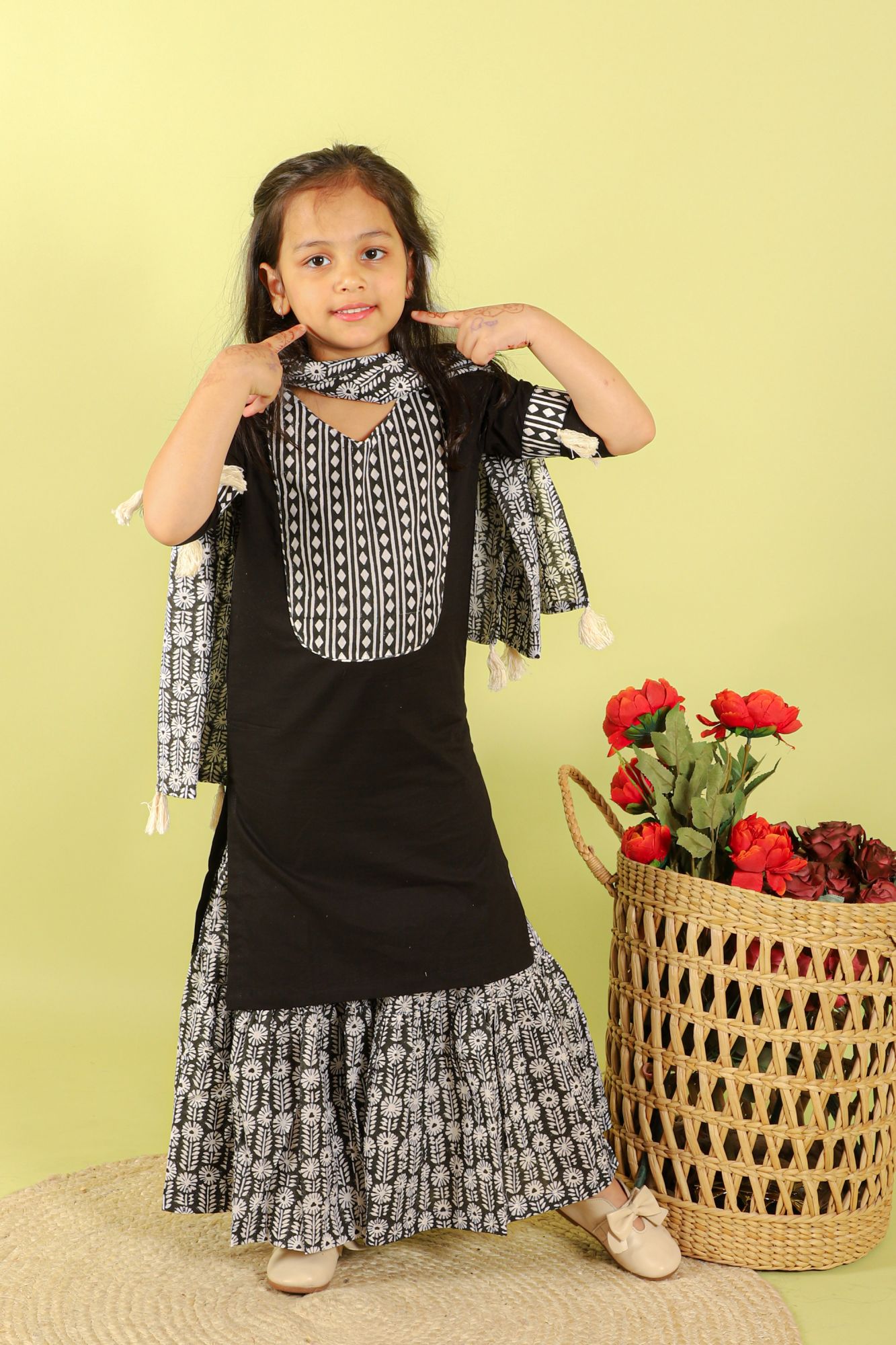 Laura Sharara Set
